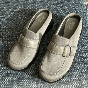 BZees Women's Galleria Buckle Mule Graphite 7.5 Wide